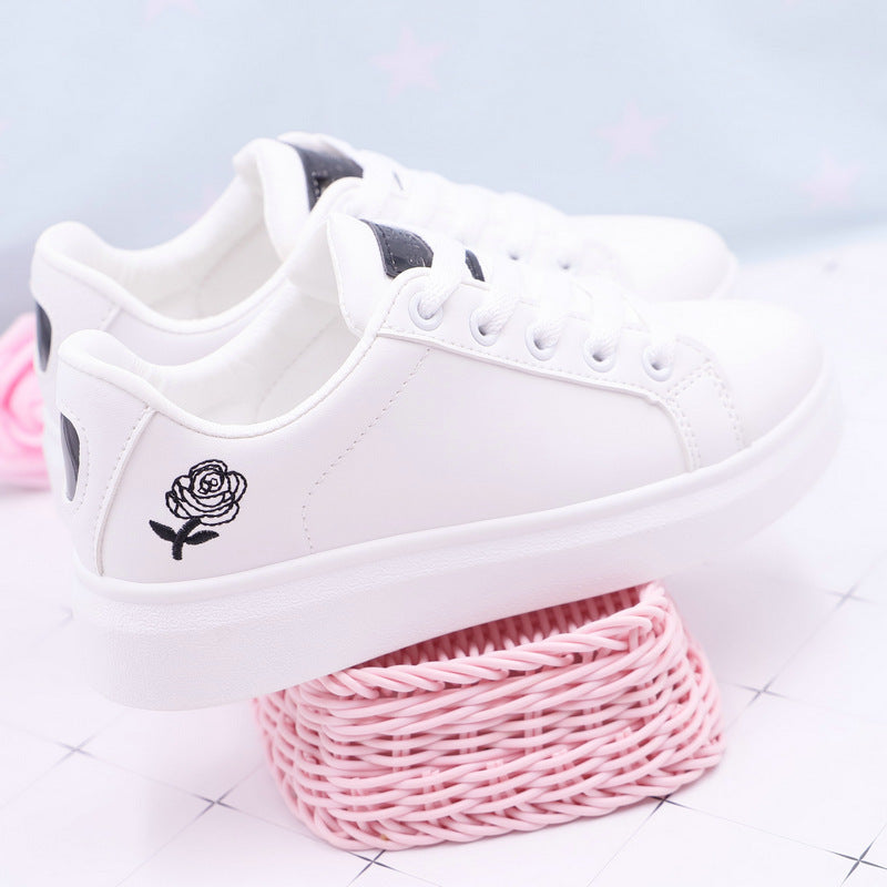 Baskets blanches roses
